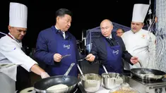 Presiden Rusia Vladimir Putin (dua kanan) berbincang dengan Presiden China Xi Jinping (kedua kiri) saat membuat pancake bersama di sela acara Eastern Economic Forum di Vladivostok, Rusia, Selasa (11/9). (Sergei Bobylev/TASS News Agency Pool Photo via AP)