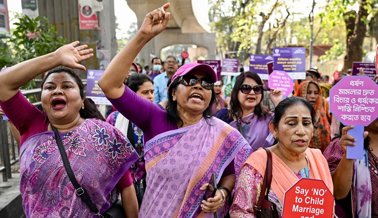 Para wanita meneriakkan slogan-slogan dalam sebuah unjuk rasa untuk memperingati Hari Perempuan Internasional di Dhaka pada 8 Maret 2025. (Munir UZ ZAMAN/AFP)