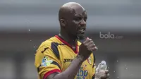 Gelandang Mitra Kukar, Mohamed Sissoko, saat tampil melawan Persija Jakarta pada laga Liga 1 di Stadion Patriot, Bekasi, Minggu (14/5/2017). (Bola.com/Vitalis Yogi Trisna)