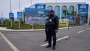 Personel keamanan berdiri di samping papan pengumuman terkait negosiasi Amerika Serikat dan Iran, di luar pusat fasilitasi media di Islamabad, Pakistan, Sabtu 11 April 2026. Hari ini Sabtu 11 April 2026, delegasi Amerika Serikat dan Iran akan bertemu untuk membahas negosiasi gencatan senjata di Pakistan. (AP Photo/Anjum Naveed)