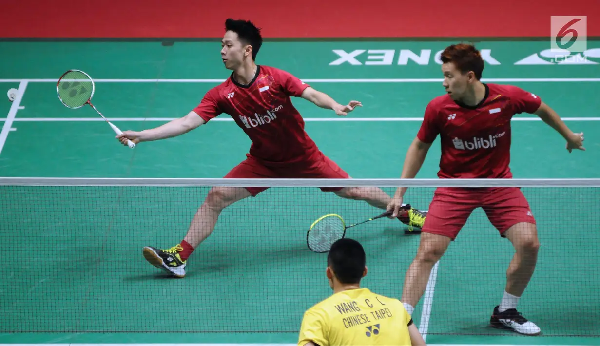 Ganda putra Indonesia, Kevin Sanjaya/Marcus Gideon saat melawan Chen Hung Ling/Wang Chi-Lin (Taiwan) pada perempat final Indonesia Masters 2018 di Istora Senayan, Jumat (26/1). Kevin/Marcus unggul 20-22 21-14 21-14. (Liputan6.com/Helmi Fithriansyah)