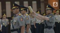 Pejabat baru Wakapolri Komjen Pol Gatot Eddy Pramono (kiri) mengucapkan sumpah jabatan saat Serah Terima Jabatan Wakil Kepala Polri (Wakapolri), di Mabes Polri Jakarta, Selasa (7/1/2020). Gatot Eddy Pramono menggantikan Komjen Ari Dono yang memasuki masa pensiun. (merdeka.com/Imam Buhori)