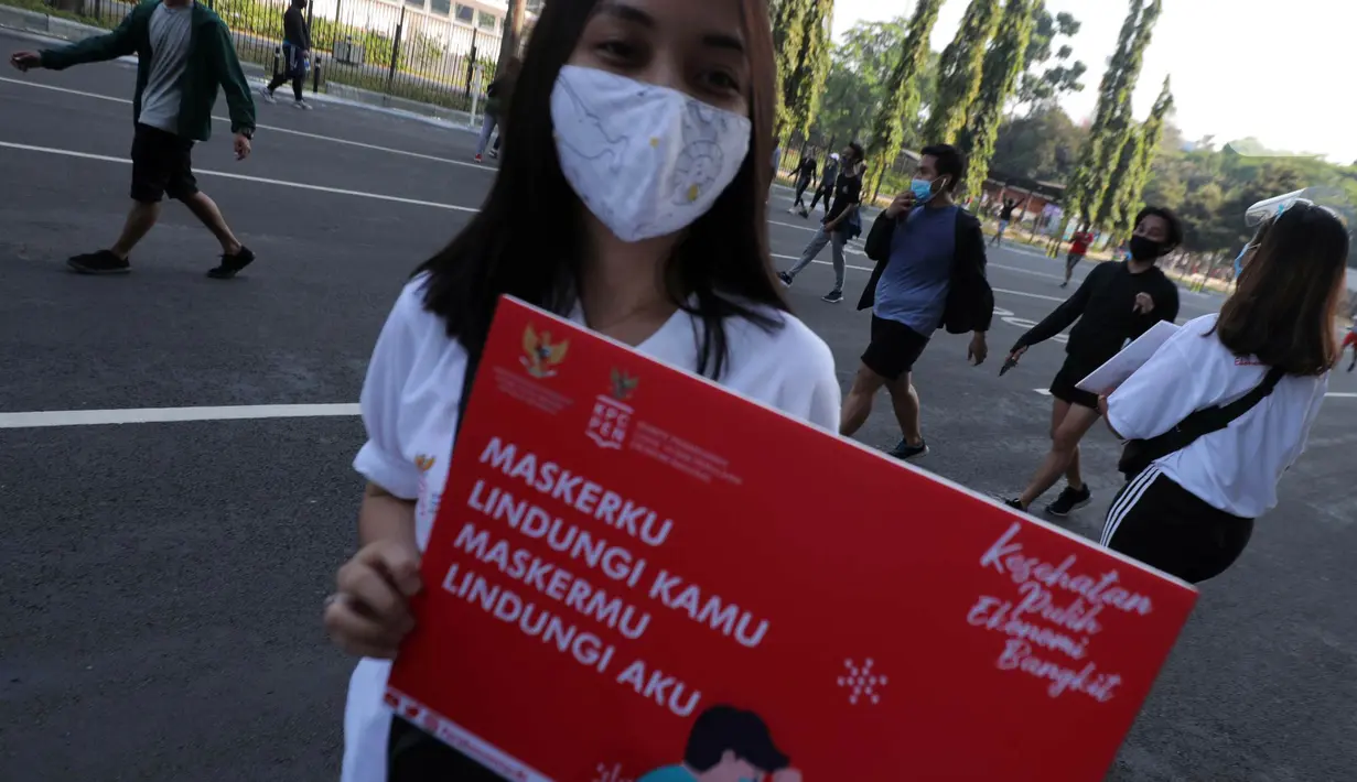 Seorang wanita saat mengkampanyekan Gerakan Masker Nasional "Jangan Kendor, Disiplin Pakai Masker" di Gelora Bung Karno, Jakarta (30/8/2020). Pembagian masker dan kampanye ini dilakukan mengantisipasi penyebaran lebih luas lagi virus covid-19. (Liputan6.com/Johan Tallo)