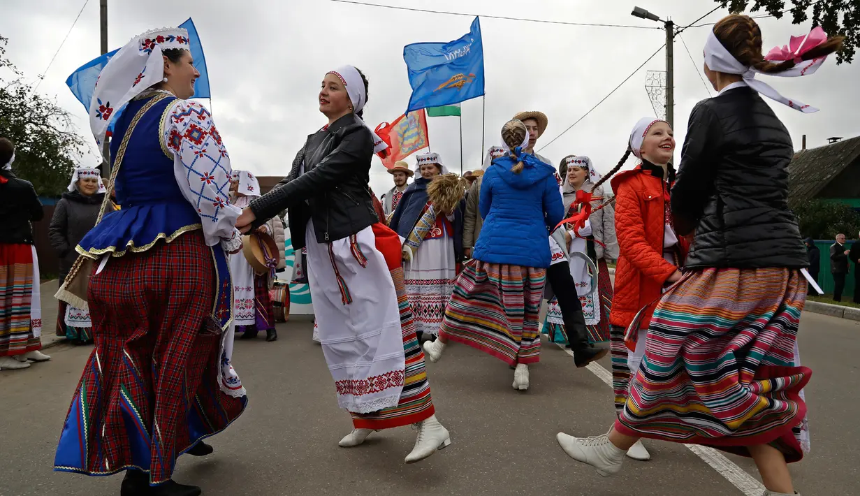 Sejumlah wanita menari saat Festival Dozynki berlangsung di Minsk, Belarusia, Minggu (7/10). Ratusan makanan, musik dan baju tradisional ramaikan rangkaian acara dari Festival Dozynki. (AP Photo/Sergei Grits)