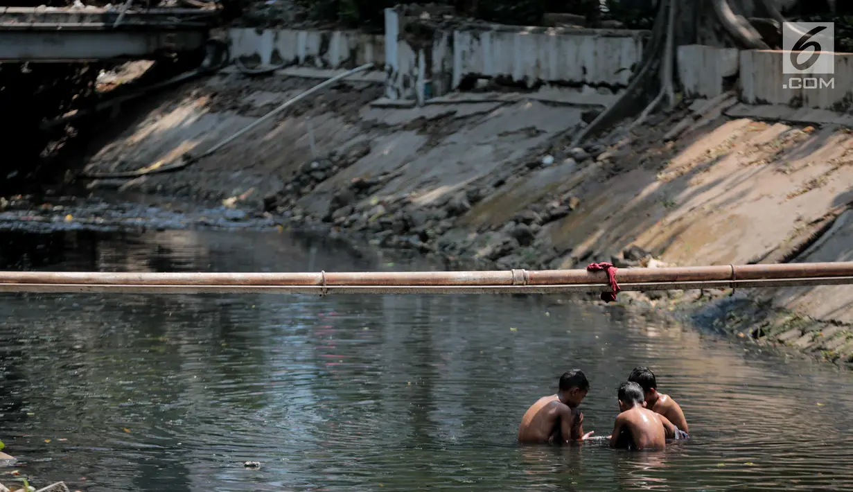 Sejumlah anak-anak bermain di kali menteng, Jakarta, Selasa (20/8/2019). Kurangnya lahan bermain membuat mereka terpaksa memanfaatkan kali menteng yang kotor sebagai tempat bermain. (Liputan6.com/Faizal Fanani)