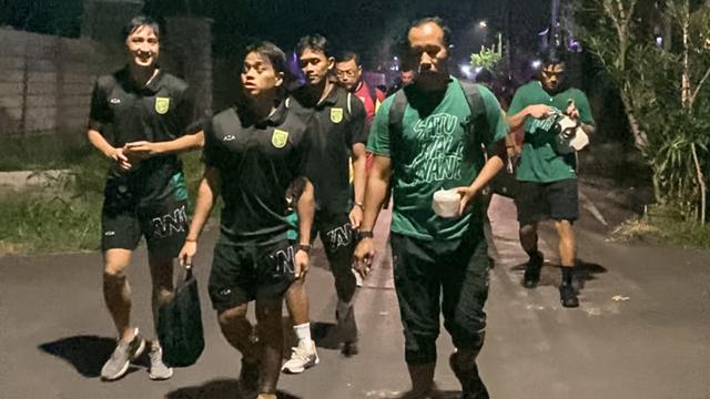 Para pemain Persebaya jalan kaki ke hotel memenuhi nazar usai menang atas Arema FC. (Istimewa)