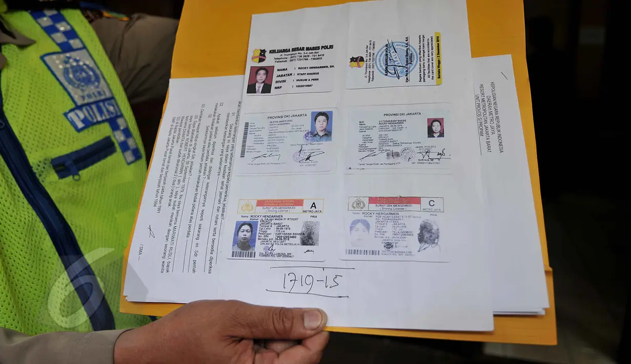 Petugas menunjukan sejumlah identitas milik Rocky Herdarmel saat gelar barang bukti di Mapolda Metro Jaya, Jakarta, Selasa (2/6/2015). Rocky diringkus polisi saat menerobos busway di Jalan Panjang, Kebonjeruk, Jakarta Barat. (Liputan6.com/Johan Tallo)