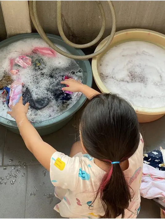 <p>Satu foto berpose cantik, sedangkan dua foto berikutnya Gempi tampak dengan pakaian kotor dan dua ember besar di depannya. [Instagram/gadiiing]</p>