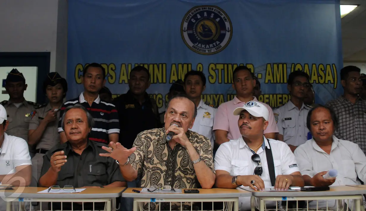 Ketua Dewan Pakar CAASA, Abdul Muis (tengah) memberikan keterangan terkait penyanderaan crew TB Brahma 12/BG.Anand 12 di Jakarta, Jumat (1/4/2016). Salah satu crew yang ada di kapal tersebut merupakan alumni STIMar/AMI. (Liputan6.com/Helmi Fithriansyah)
