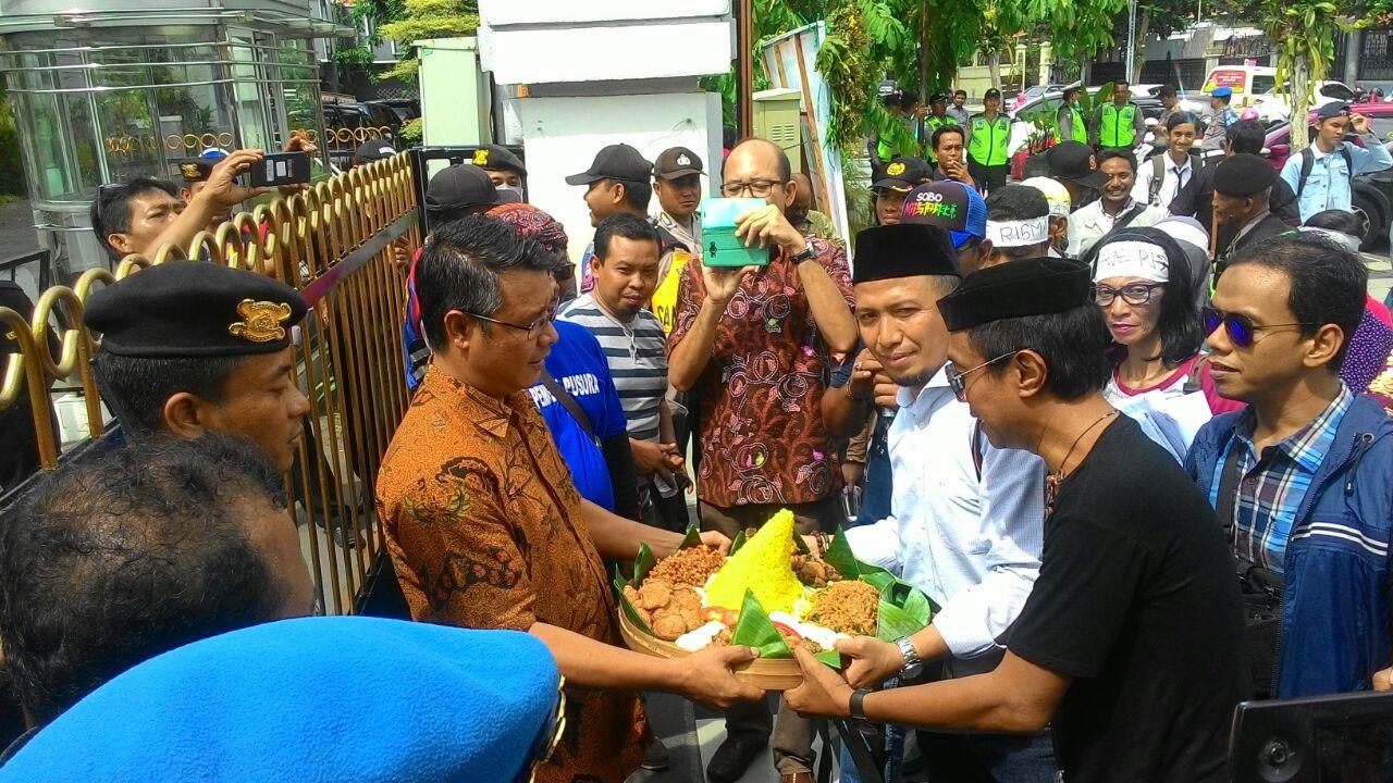 Risma Batal Maju di Pilkada Jatim, Warga Surabaya Gelar Syukuran