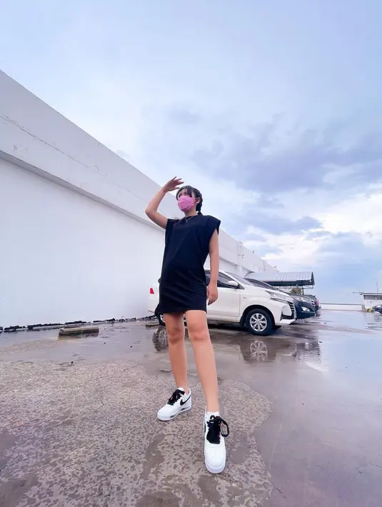 Gaya simpel namun tetap menawan memang identik dengan Happy Asmara. Dengan outfit hitam dan kaus kaki putih ini membuat Happy Asmara terlihat begitu elegan. Penampilan kece Happy ini mencuri perhatian publik. (Liputan6.com/IG/@happy_asmara77)