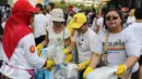 Sejumlah relawan saat mengumpulkan sampah selama acara Clean Up Jakarta Day di Bunderan Hotel Indonesia, Jakarta, minggu (18/10/2015). Kegiatan Clean Up Jakarta Day (CUJD) 2015 akan membersihkan Jakarta di 30 titik. (LIputan6.com/Herman Zakharia)