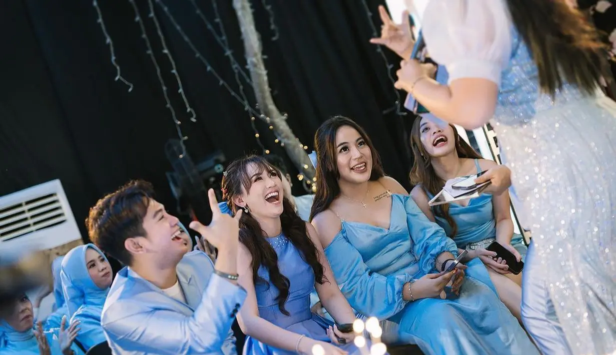 Happy beruntung mendapat bunga yang dilempar oleh pengantin. Ia pun mengaku deg-degan. Happy juga didoakan segera menyusul sahabatnya. "Aku kannn yang dapet aduh deg deg annnnnn," tulis happy_asmara77. [Instagram/cahyanirynt]