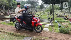 Calon Presiden nomor urut 2 Prabowo Subianto (belakang) dibonceng sepeda motor menuju makam ayahnya Soemitro Djojohadikusumo di Tempat Pemakaman Umum (TPU) Karet Bivak, Jakarta, Kamis (15/2/2024). (Liputan6.com/Angga Yuniar)