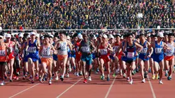 Para peserta berkompetisi dalam Pyongyang Marathon atau yang disebut juga Mangyongdae Prize International Marathon di Pyongyang, Minggu (7/4). Ajang lari tahunan ini merupakan bagian dari perayaan untuk menandai hari lahir pendiri Korea Utara, Kim Il-sung pada tahun 1912. (AP/Jon Chol Jin)
