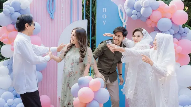 Kevin Aprilio dan Vicy Melanie jalani gender reveal (Instagram/vicymelanie)