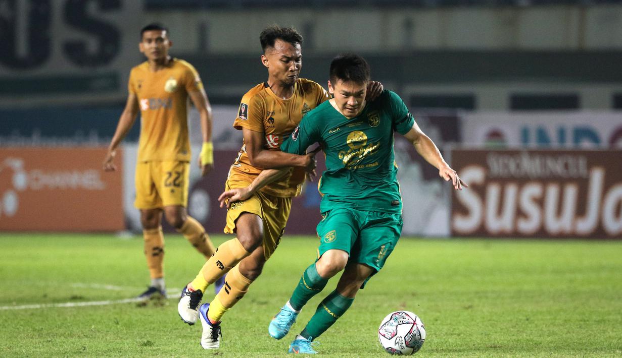 Rekrutan anyar Persebaya Surabaya asal Jepang, Sho Yamamoto (kanan) pun ikut mendobrak daya serang dari sisi sayap ke barisan pertahanan Bahayangkara FC. (Bola.com/Bagaskara Lazuardi)