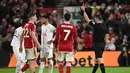 Sayangnya, hasil positif The Lilywhites ternoda kartu merah yang diterima Yves Bissouma pada menit ke-70 karena melakukan pelanggaran keras kepada Ryan Yates. (Oli SCARFF / AFP)