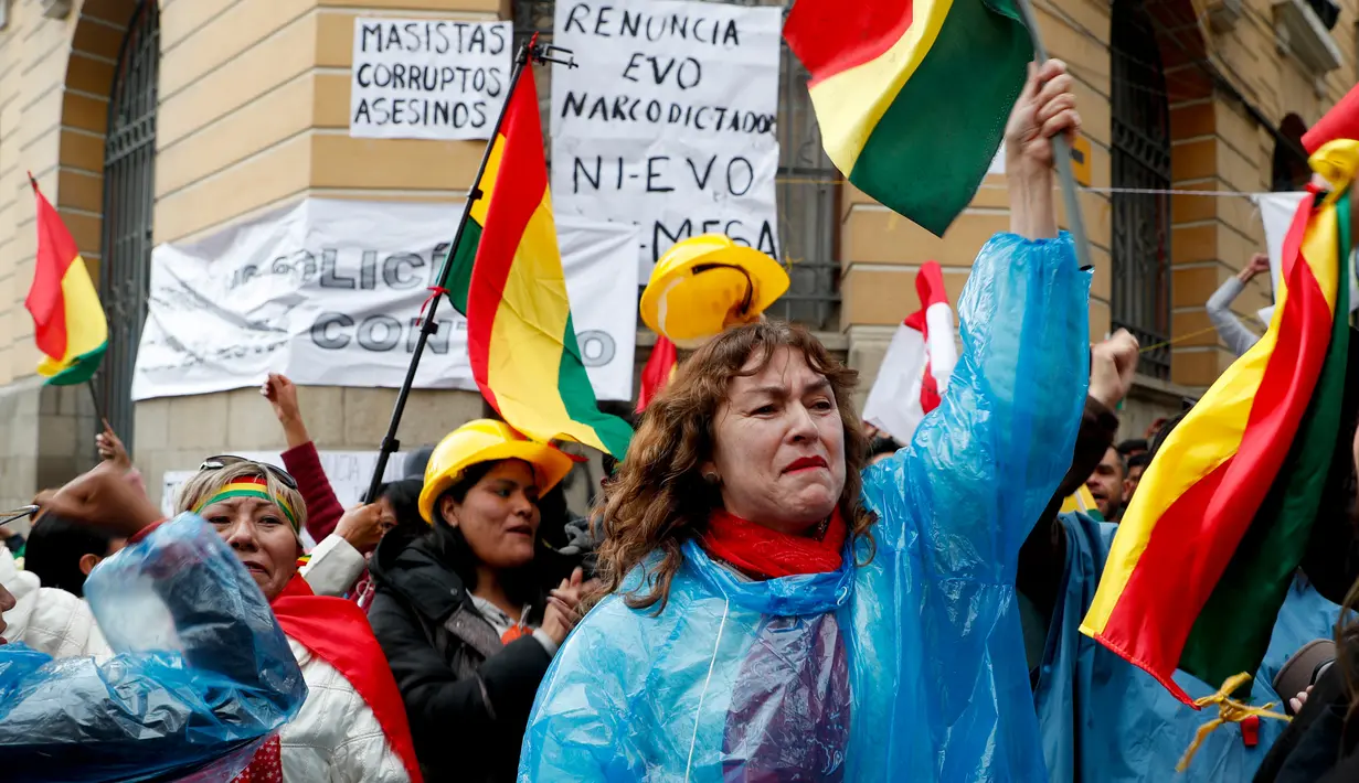 Penentang Presiden Bolivia Evo Morales merayakan setelah Morales mengumumkan pengunduran diri di La Paz, Minggu (10/11/2019). Morales yang telah memimpin Bolivia sejak 2006 mundur demi mengembalikan stabilitas keamanan usai diterpa gelombang unjuk rasa beberapa pekan terakhir. (AP/Juan Karita)