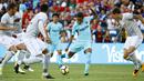Striker Barcelona, Neymar, berusaha membobol gawang Manchester United pada laga ICC di Stadion FedEx Field, Maryland, Rabu (26/7/2017). Barcelona menang 1-0 atas Manchester United. (AP/Patrick Semansky)