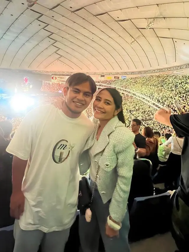 Prilly Latuconsina di Konser Coldplay. [@prillylatuconsina96]