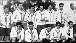 Para pemain Paraguay berpose bersama sebelum pertandingan di Piala Dunia FIFA 1930 (Sumber;FIFA.Com)