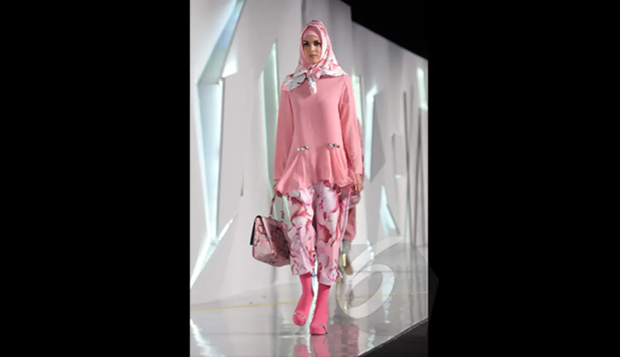 Seorang model berjalan di atas catwalk saat memperagakan koleksi rancangan Itang Yunaz bertema "Sporty dan Romantis" di JCC Senayan, Jakarta, Sabtu (27/2/2015). (Liputan6.com/Panji Diksana)