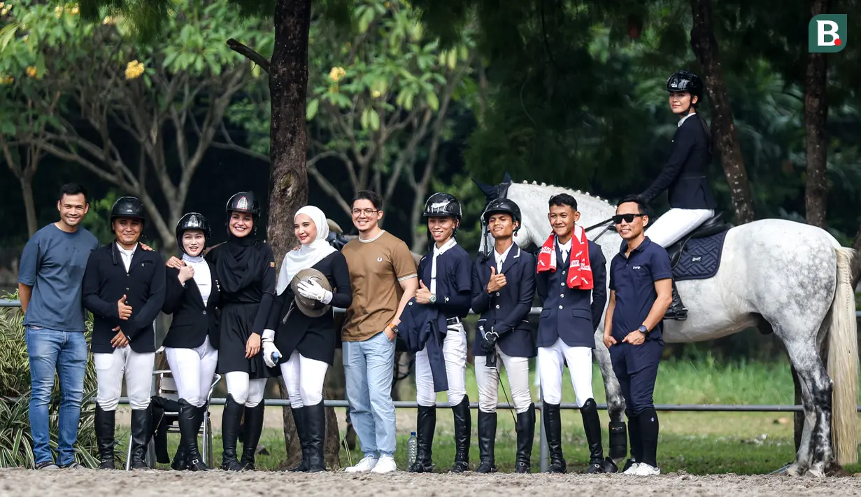 Sejumlah selebritas Indonesia dan para atlet berkuda berfoto bersama saat mengikuti cabang olahraga berkuda nomor show jumping Turnamen Olahraga Selebriti Indonesia (TOSI) Season 3 yang berlangsung di Arthayasa Stable, Depok, Jawa Barat, Jumat (01/11/2024). (Bola.com/Bagaskara Lazuardi)