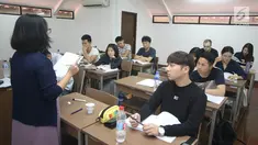 Seorang dosen mengajar bahasa Indonesia kepada mahasiswa asing di kampus Universitas Indonesia, Depok, Jawa Barat, Rabu (11/10). (Liputan6.com/Immanuel Antonius)