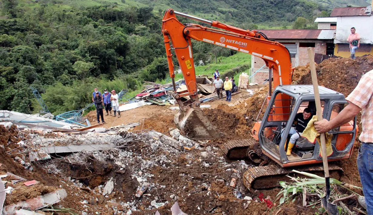 Petugas darurat mencari korban selamat setelah tanah longsor mengubur dua rumah di Mallama, Provinsi Narino, Kolombia, 2 November 2021. Sebanyak empat orang tewas dan beberapa dikhawatirkan terjebak menyusul longsor akibat hujan deras di daerah tersebut. (LEONARDO CASTRO/AFP)