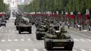 Deretan tank berjajar memeriahkan peringatan Bastile Days 2014 di jalan Champs Elysees di Paris, (14/7/2014). Bastile Days merupakan peringatan penyerbuan benteng penjara Bastille pada 14 Juli 1789. (REUTERS/Benoit Tessier)