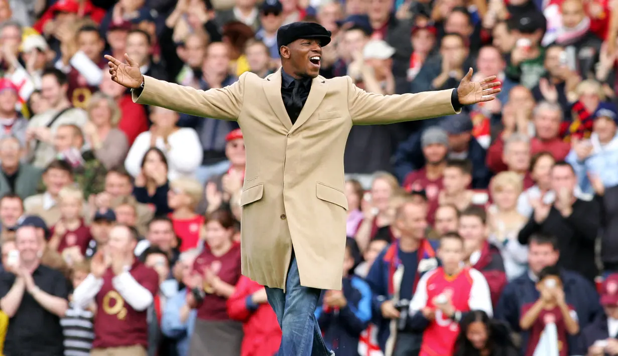Ian Wright. Eks striker Inggris berusia 58 tahun yang pensiun pada Juli 2000 bersama Burnley ini menjadi pemain dengan jumlah gol terbanyak saat menjalani debut bersama Arsenal dengan 26 gol. Meski jumlah golnya sama dengan Thierry Henry, namun ia lebih dahulu melakukannya. Ia didatangkan The Gunners dari Crystal Palace pada awal musim 1991/1992 dengan nilai transfer 4 juta euro. Gol-gol tersebut dicetaknya di Liga Inggris sebanyak 24 gol dan 2 gol di Piala Liga. Pada musim tersebut ia pun sukses menjadi top skor Liga Inggris. Pada awal musim 1998/1999 ia meninggalkan Arsenal untuk hijrah ke sesama klub asal London, West Ham United. (AFP/Carl De Souza)