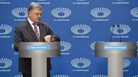 Petro Poroshenko, capres petahana Ukraiana debat pilpres dengan podium kosong. (AFP)