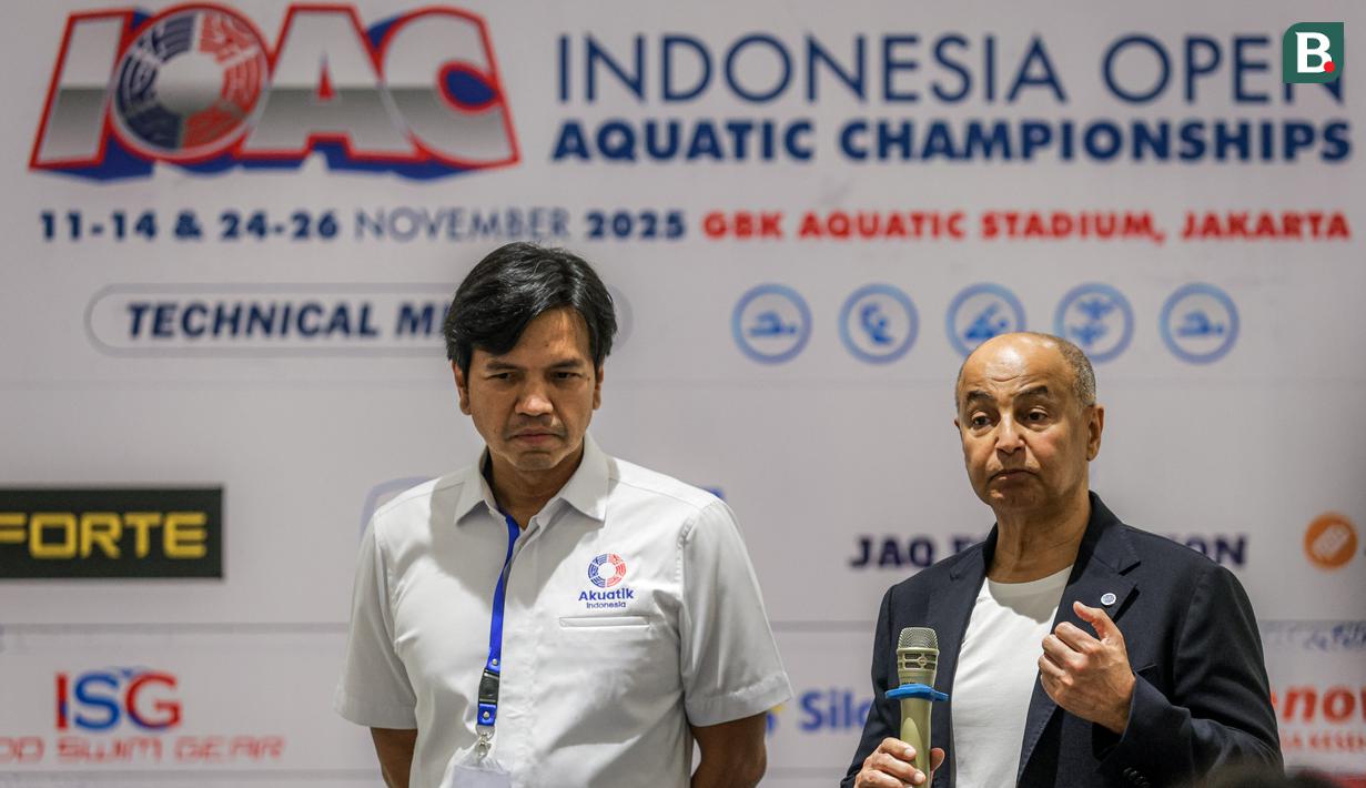 <p>Kedatangan Husain Al-Musallam ke IOAC 2025 ditemani oleh Ketua PB Harian Akuatik Indonesia, Harlin E. Rahardjo, beserta jajaran pengurus Akuatik Indonesia. (Bola.com/Bagaskara Lazuardi)</p>