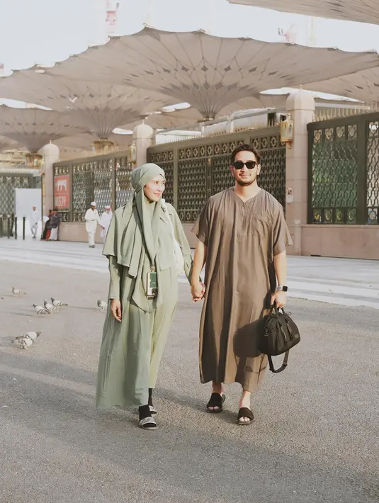 <p>Penampilan Syahnaz memang berbeda dengan penampilannya biasanya. Dengan gamis dan hijab, ia terlihat sederhana namun cantik menawan. [Foto: instagram/syahnazs]</p>