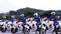 Polisi berseragam biru dan bertopi putih tersebut terlihat berbaris berjejer mengendarai motor putih gede mereka, bersiap untuk beraksi (Liputan6.com). 