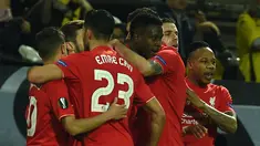 Pemain Liverpool menyambut gol yang dicetak Divock Origi ke gawang Borussia Dortmund pada laga leg pertama perempat final Liga Europa, di Stadion Signal Iduna Park, Dortmund, Jumat (8/4/2016) dini hari WIB. (AFP/Patrik Stollarz)