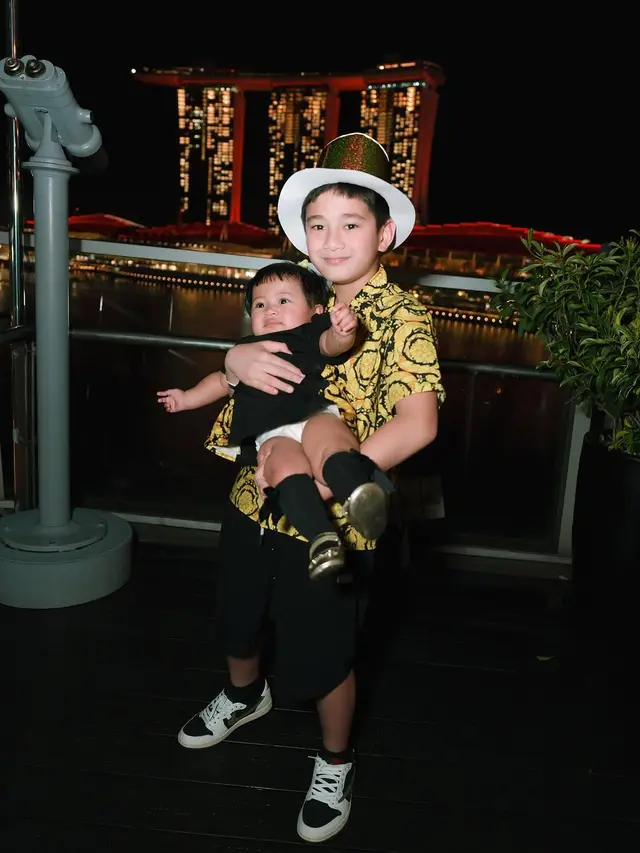 Potret Gemas Rafathar Gendong Baby Lily (credit: instagram/raffinagita1717).