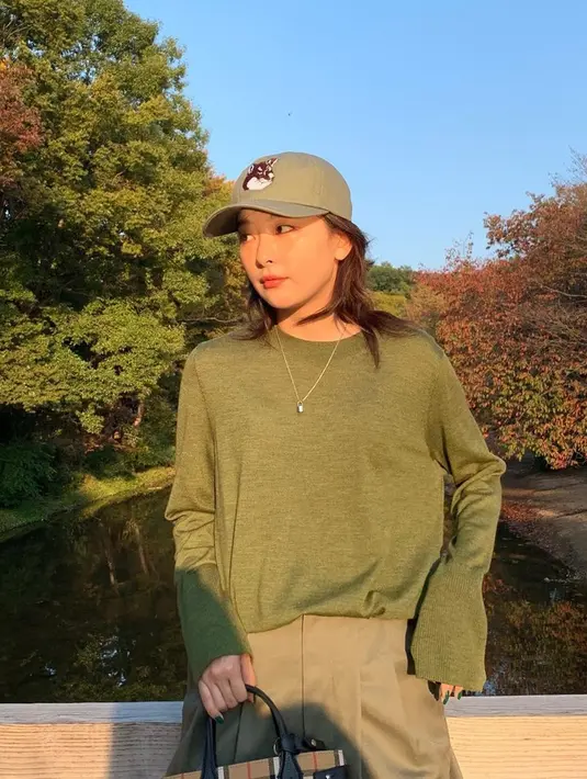 Pesona Seulgi yang enggak kaleng-kaleng membuatnya memiliki banyak penggemar dari segala gender dan usia. Idol kelahiran 10 Februari 1994 ini memiliki air muka tegas dan pandangan mata yang tajam. Dalam potretnya kali ini, ia memakai kaus hijau army dan topi warna senada. Penampilannya makin edgy dengan gaya menenteng tas. (Liputan6.com/IG/@hi_sseulgi)
