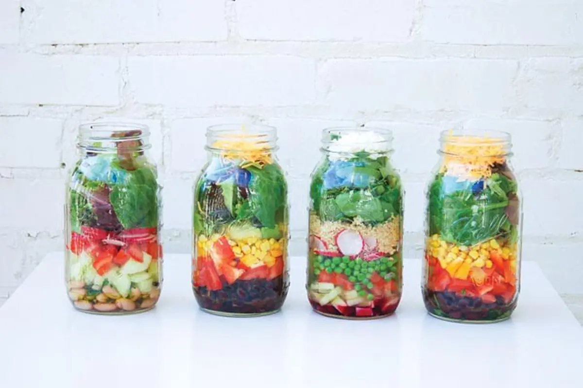 4 Langkah Praktis Menata Salad dalam Mason Jar