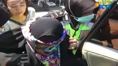 Densus 88 mengevakuasi dua istri terduga teroris bom Surabaya ke Polda Jawa Timur.