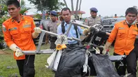 Puing pesawat AirAsia QZ8501 kembali ditemukan, Pangkalan Bun, Kalteng, Senin (5/1/2015). (Liputan6.com/Herman Zakharia)