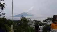 Gunung Agung di Kabupaten Karangasem, Bali, meletus mengeluarkan asap kelabu tebal setinggi 700 meter sejak Selasa (21/11/2017) pukul 17.05 Wita. (Liputan6.com/Putu Merta Surya Putra)