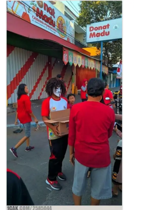 6 Kelakuan Bapak-Bapak saat Pakai Topeng Ini Bikin Tepuk Jidat