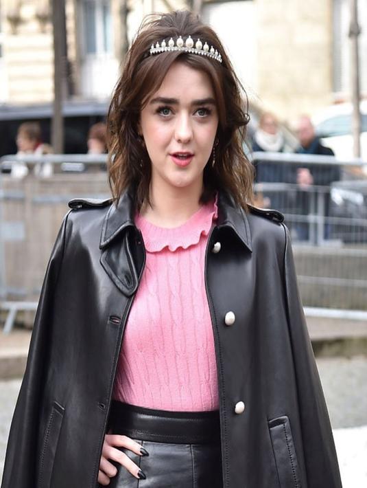 Tampil modis dan manis, ini penampilan Maisie Williams saat datang di sebuah acara. Paduan antara jaket kulit hitam, rok hitam dengan kaus pink bagian dalam sangat cocok dikenakan oleh Maisie. (Liputan6.com/Instagram/@maisie_williams)