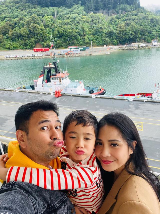  Raffi Ahmad serta Nagita Slavina meluangkan waktu buat liburan bersama Raffi Ahmad serta Nagita Slavina Mandi Kembang Saat Liburan di Selandia Baru