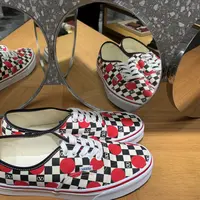 Koleksi sepatu Valentino Garavani x Vans kini hadir di Indonesia. [Anisha/Fimela]