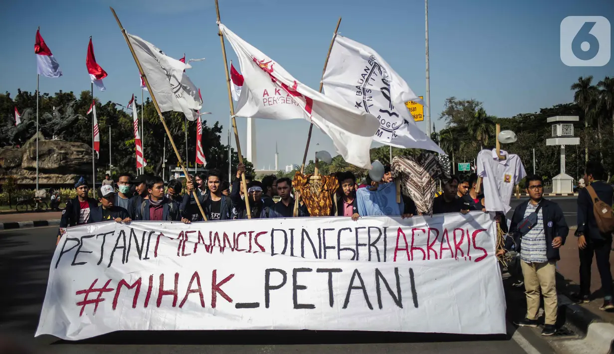 Massa mahasiswa dari BEM Seluruh Indonesia (SI) membentangkan spanduk dalam unjuk rasa di kawasan Patung Kuda, Jakarta, Senin (21/10/2019). Massa yang akan berunjuk rasa di depan Istana Merdeka tertahan di Patung Kuda karena terhalang kawat berduri yang dibentangkan. (Liputan6.com/Faizal Fanani)