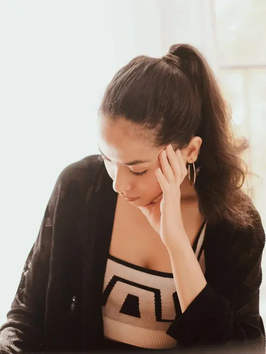 Kali ini, Putri Marino menunjukkan gaya rambut high ponytail. Rambut panjangnya dikuncir kuda ke atas. [Foto: Instagram/putrimarino]