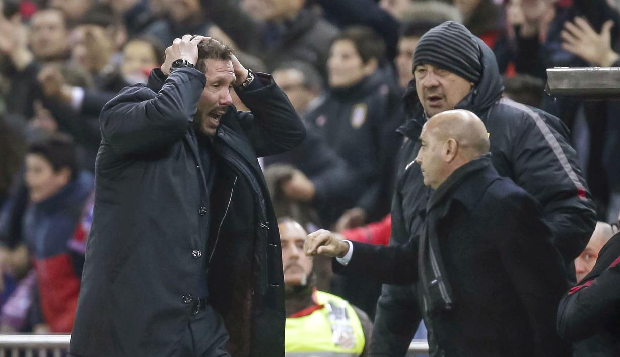 Ekspresi pelatih Atletico Madrid, Diego Simeone (kiri) saat timnya melawan Barcelona pada leg pertama semifinal Copa Del Rey di Vicente Calderon stadium, Madrid, Selasa (01/2/20170.  (EPA/Emilio Naranjo)